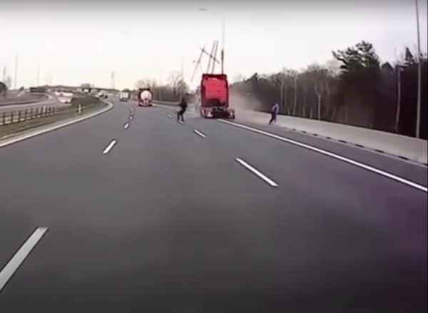 VIDEO: Wild semi shoulder crash sends two men running for safety