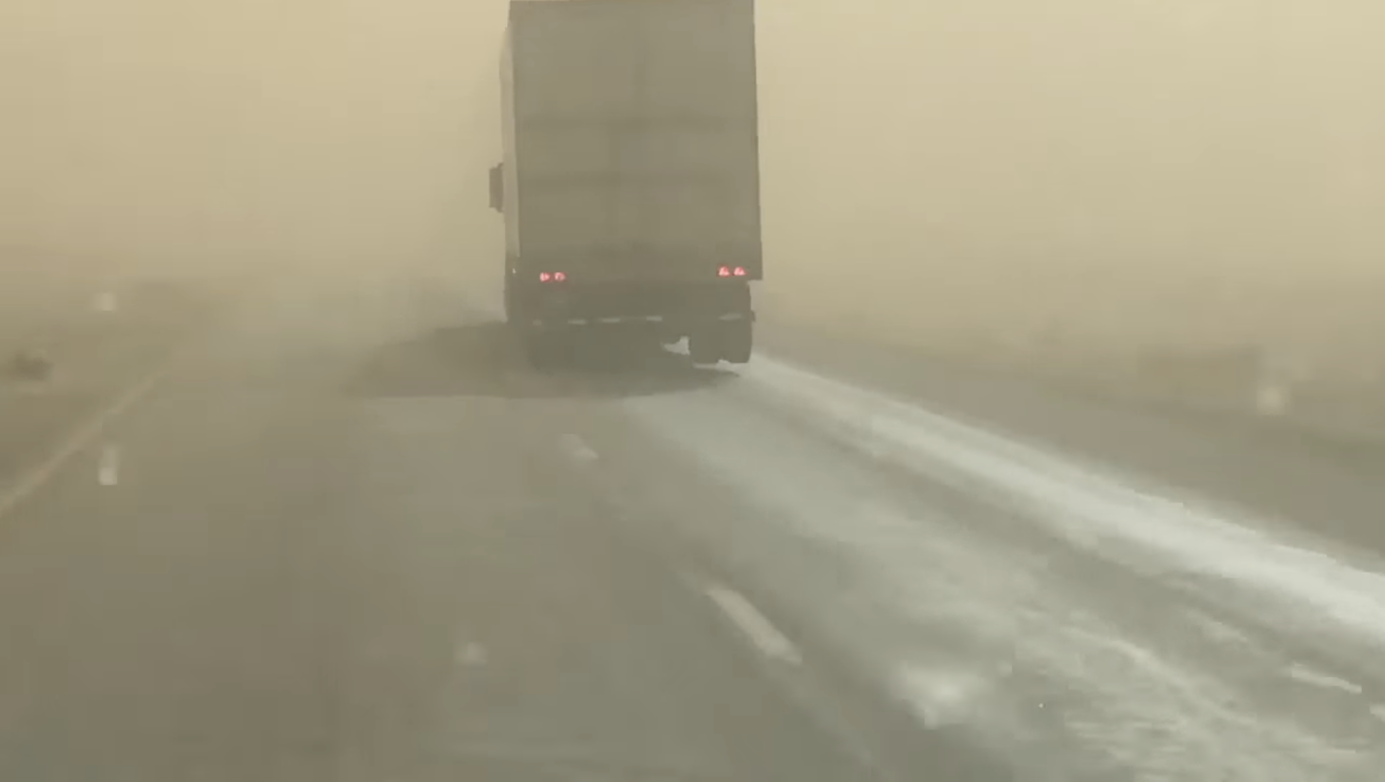 VIDEO: Big rig battered by dust storm in Texas