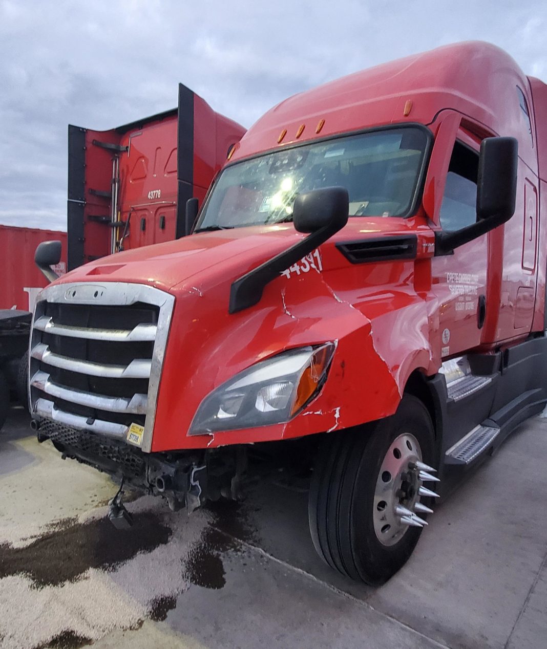 VIDEO: Motorist fails to see a bright red Freightliner with the right ...