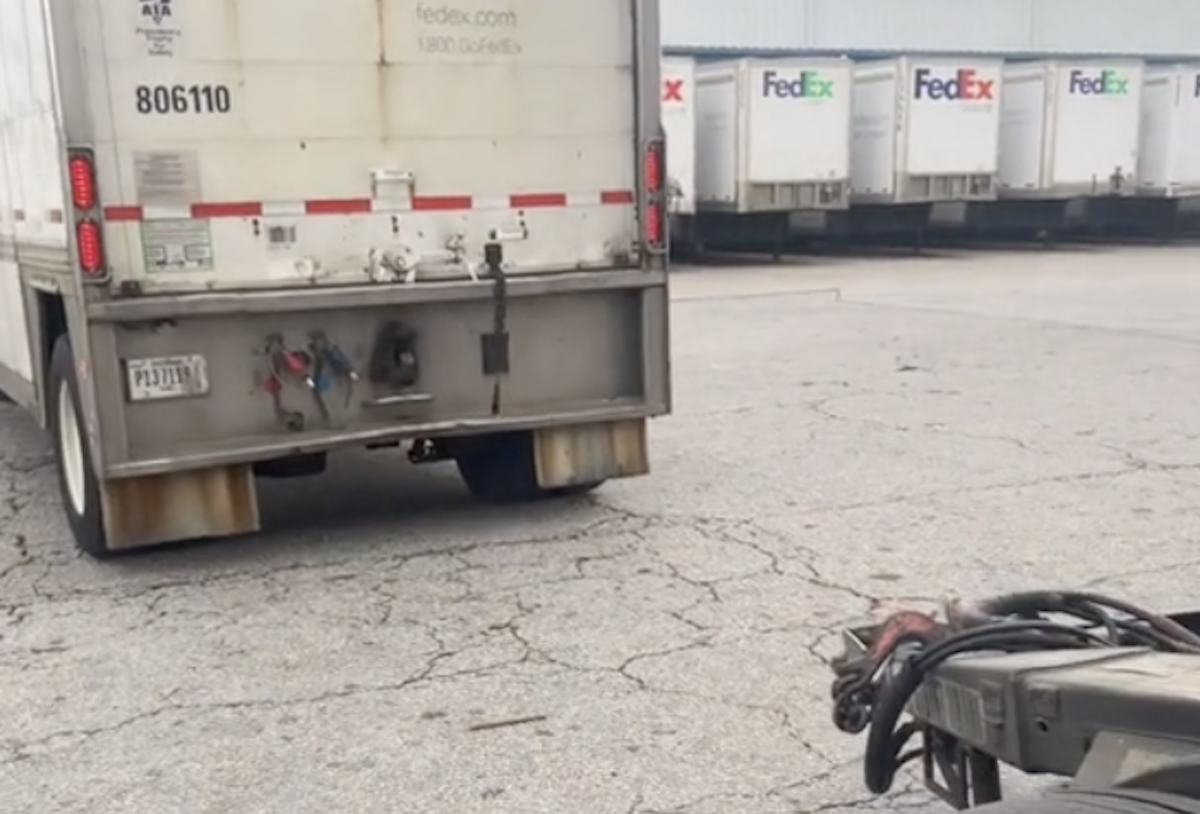 Two drop and hooks in a tractor trailer, separated by one pick two drops in  a box truck. : r/Truckers