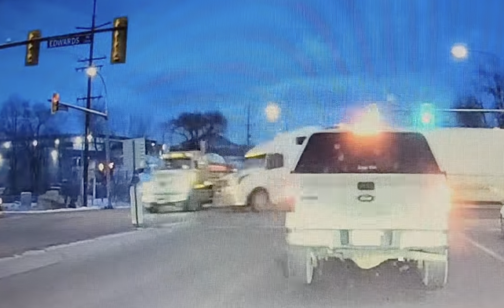 VIDEO: Semi bullies its way through a red light intersection