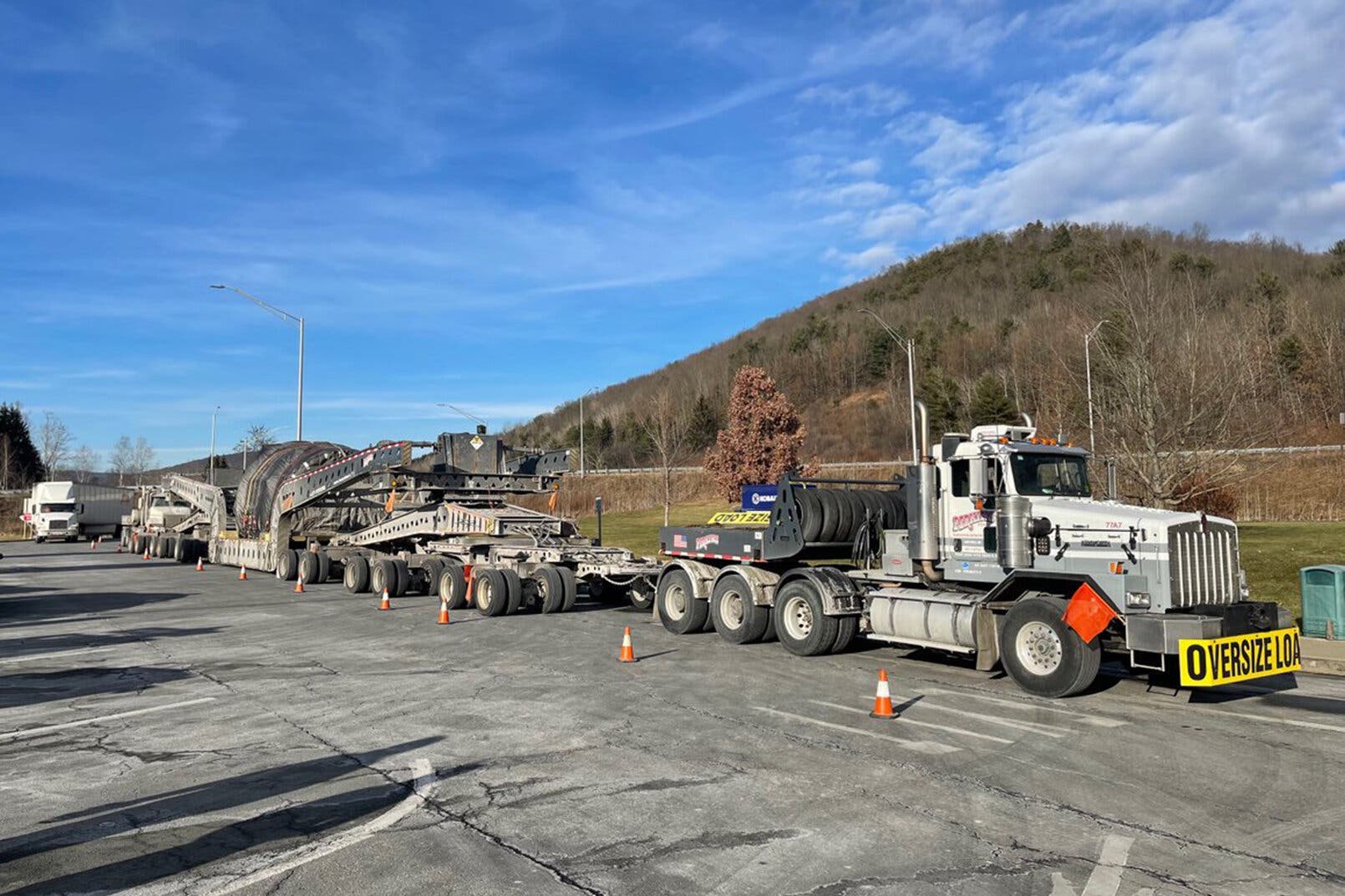 “We should bow” to the driver hauling this mammoth of a load, trucking expert says