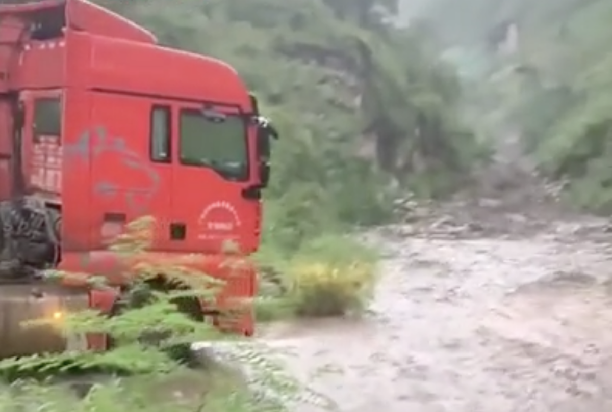 VIDEO: Trucker doesn’t even hesitate crossing a waterfall