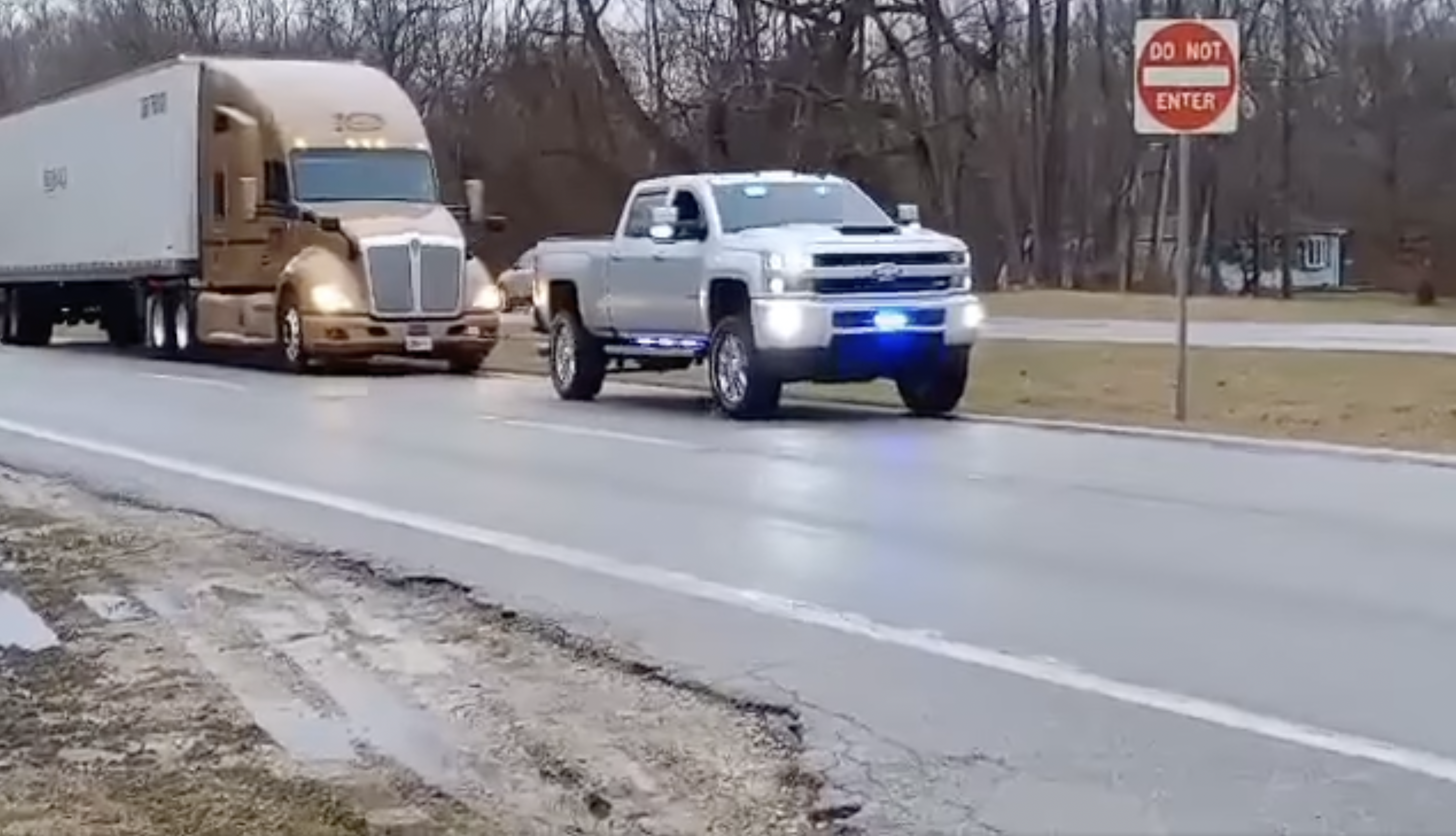 VIDEO: Pickup pulls semi truck up an icy hill