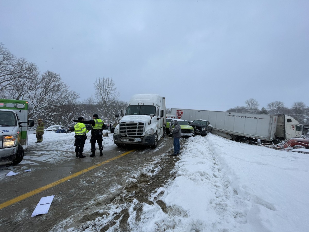 20 to 25 vehicle pileup reported in Michigan