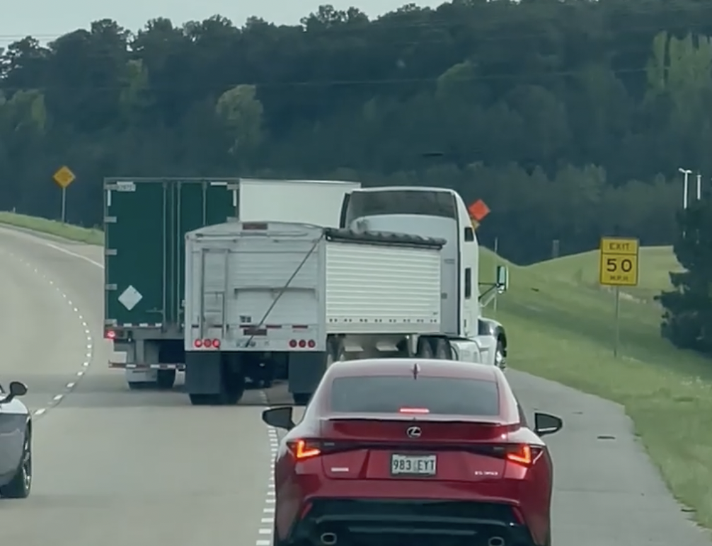 Video shows big riggers battling on Louisiana interstate