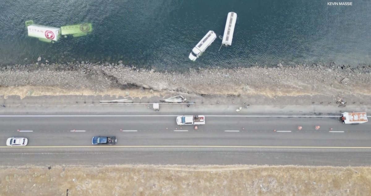 Crews set to remove both rigs that crashed into Columbia River over the weekend, prompting road closure