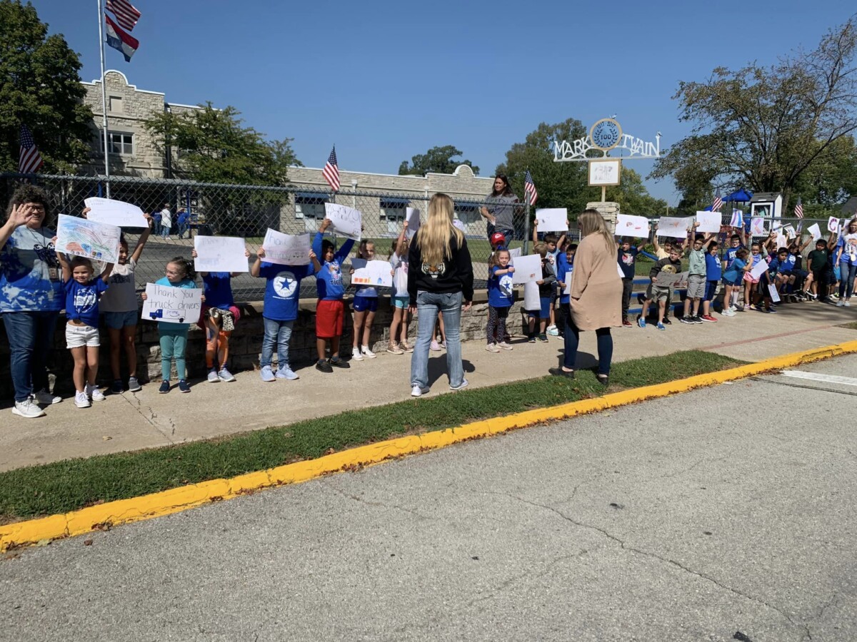 VIDEO: Missouri school kids show truckers their appreciation during parade