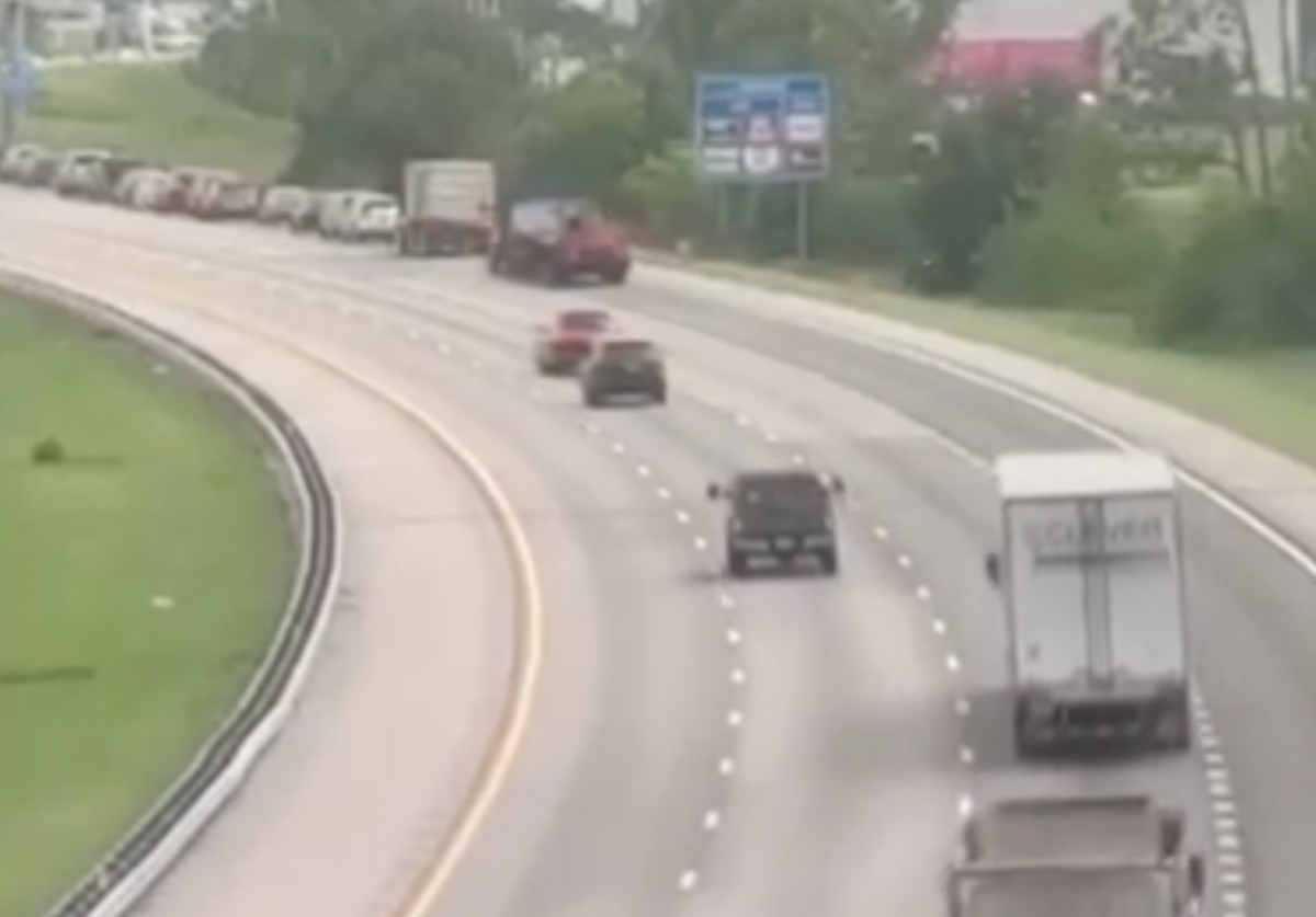 VIDEO: Sand truck protects a line of cars from a rear-end big rig crash