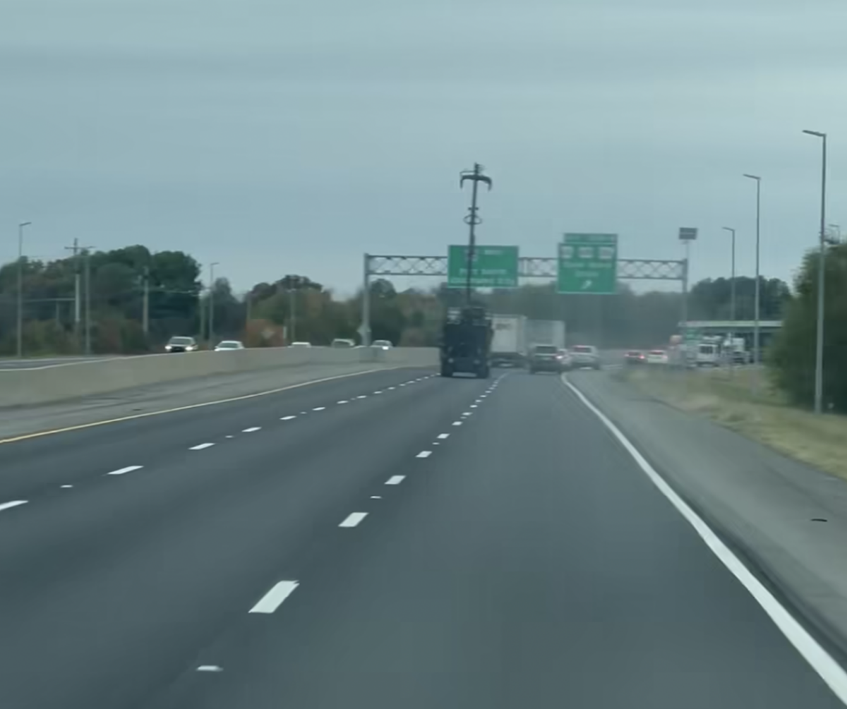 Video shows truck taking down a Arkansas interstate highway sign