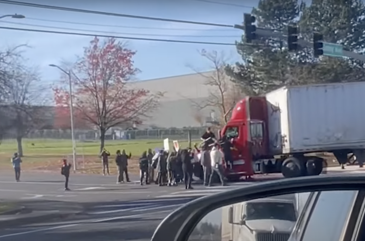 VIDEO: Semi truck swarmed by protesters in Portland