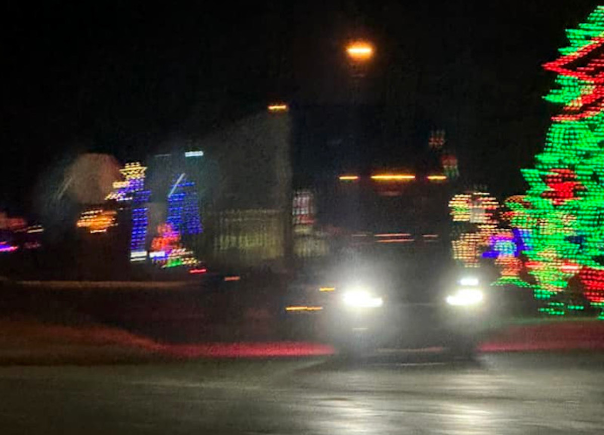 Trucker takes out Christmas light attraction after ignoring warnings and driving through anyway