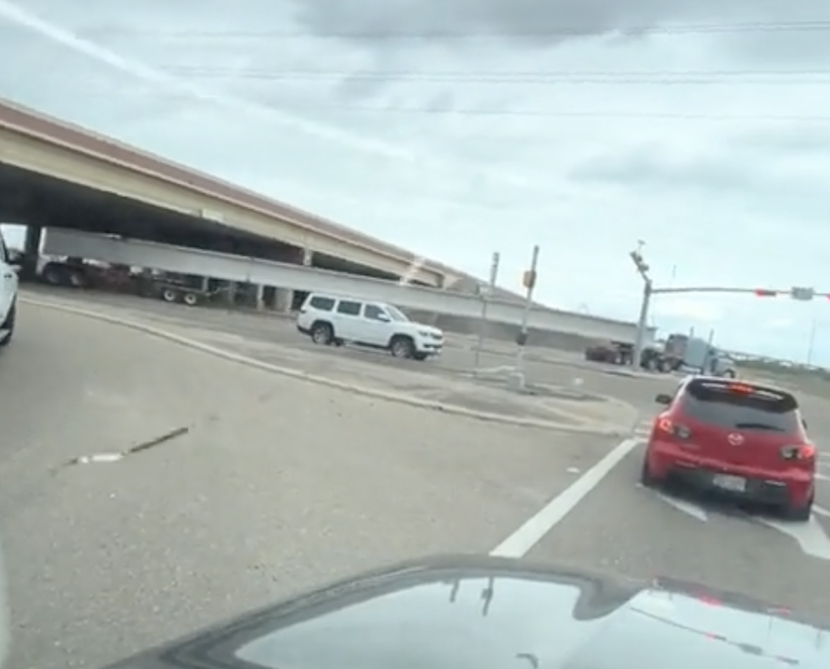 WATCH: Motorist is thoroughly amazed as drivers “turn the h*ll outta that truck” hauling oversized concrete beam 