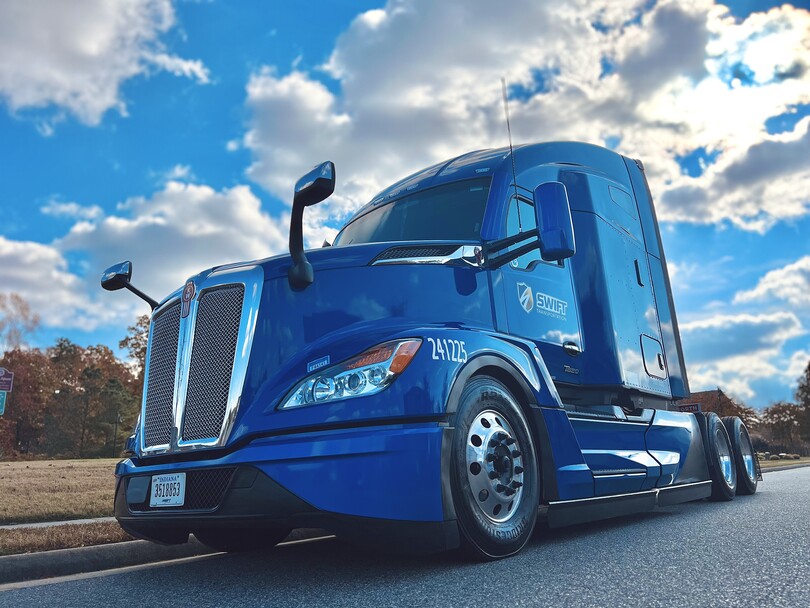 Trucking giant Knight-Swift announces CEO shuffle