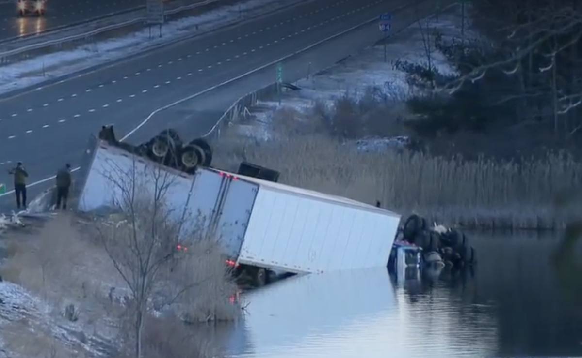 Crash on Connecticut interstate sends two big rigs into a pond