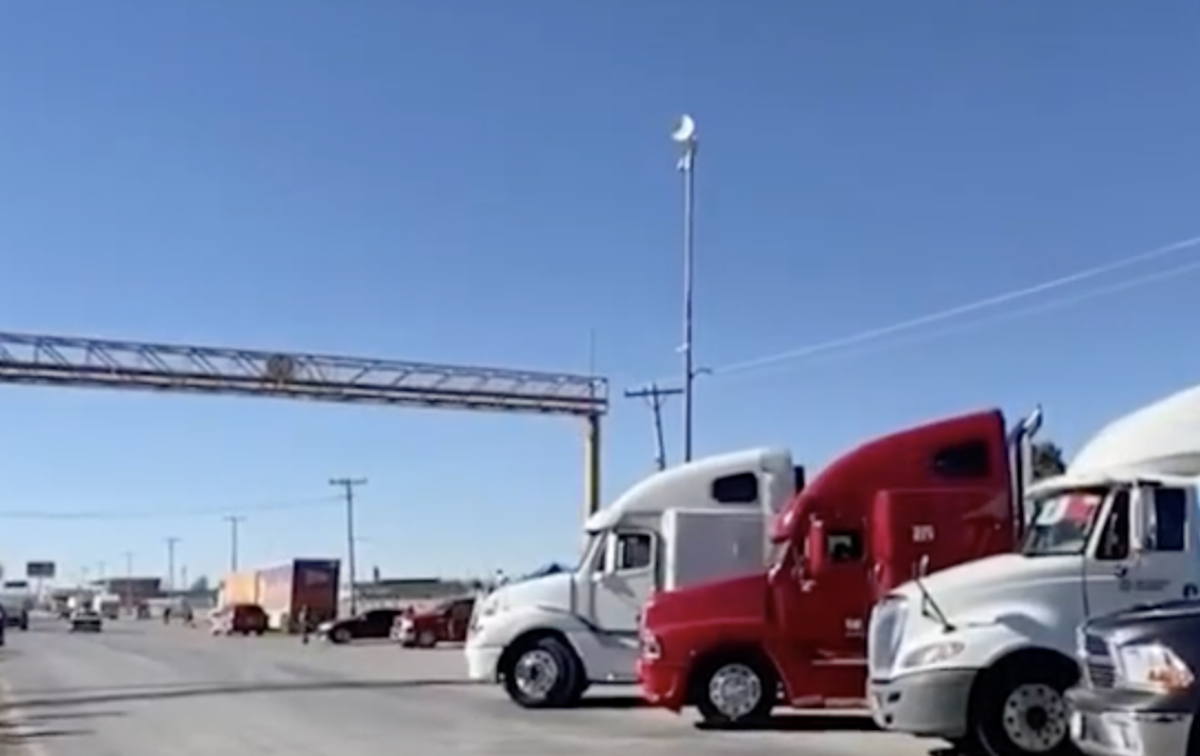 Truckers block Mexico highway protesting crime against drivers