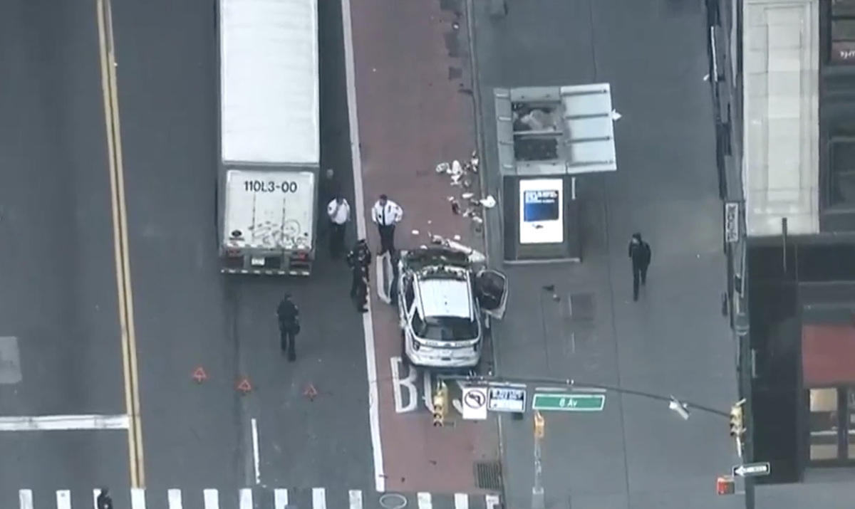 Four officers injured in Manhattan crash into semi truck – CDLLife