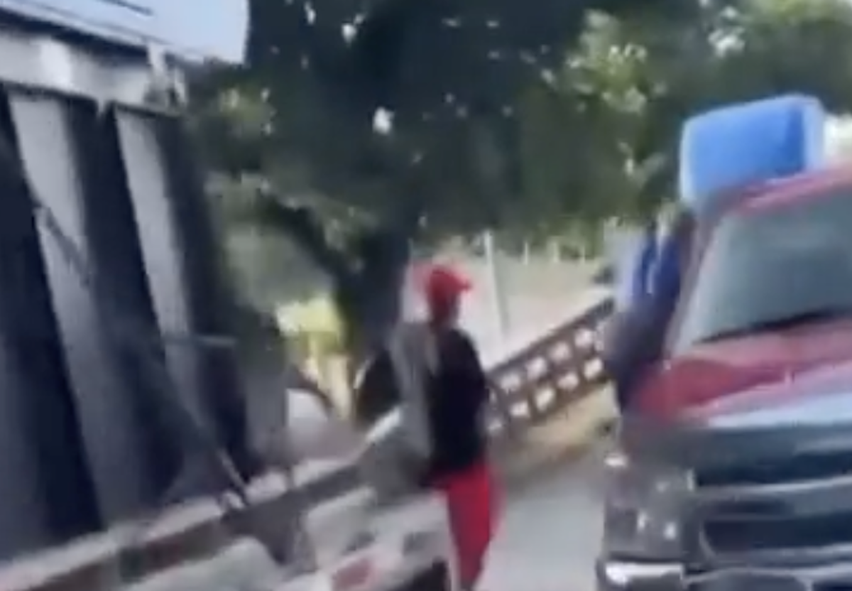 Ramp thief offers to “put them back on” after trucker wins tug-of-war