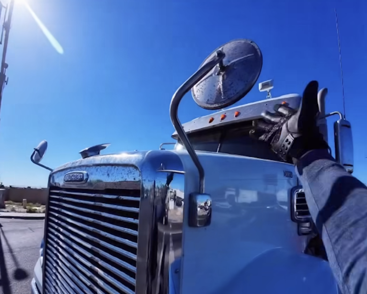 Trucker shows great patience for biker who doesn’t get blind spots