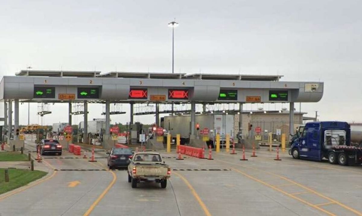 I-35 border checkpoint closed when semi truck hits cement post