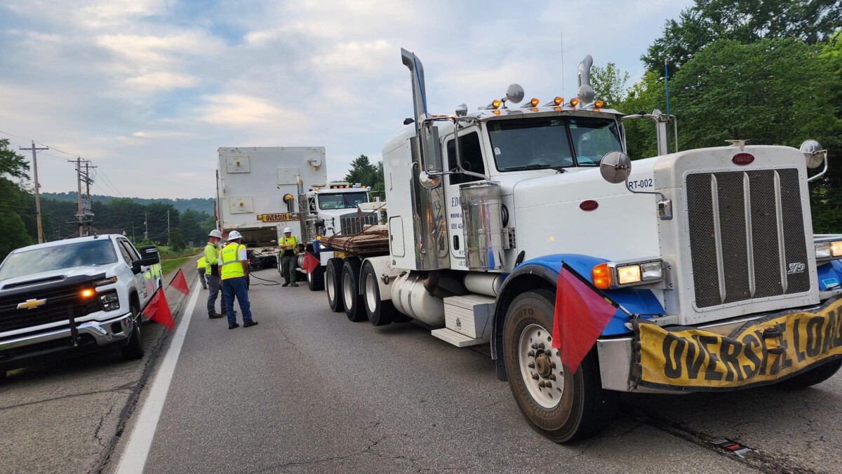 Video shows trucking team guiding  a 916,000 pound super load through a turn in Ohio