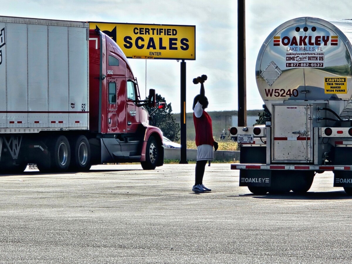 Kansas Sheriff shouts out veteran trucker for ‘pumping iron’ in the parking lot