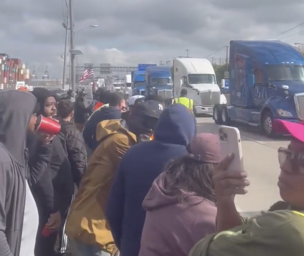 Striking dockworkers thank Teamsters for ‘trucker caravans showing support’