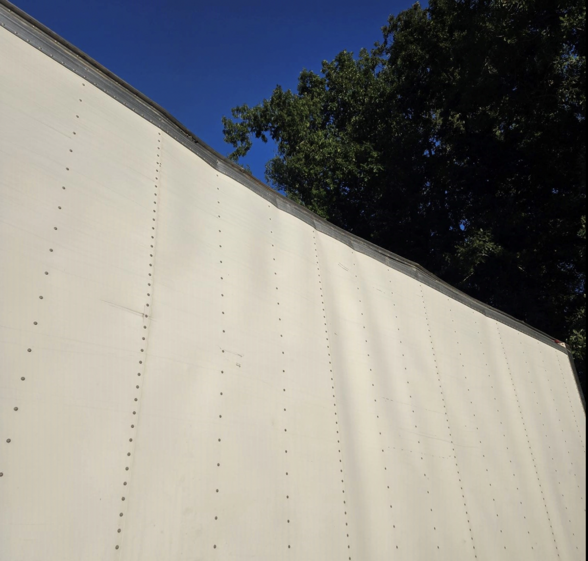 Out-of-service orders issued after Tennessee troopers pull over CMV for trailer walls ‘waiving’