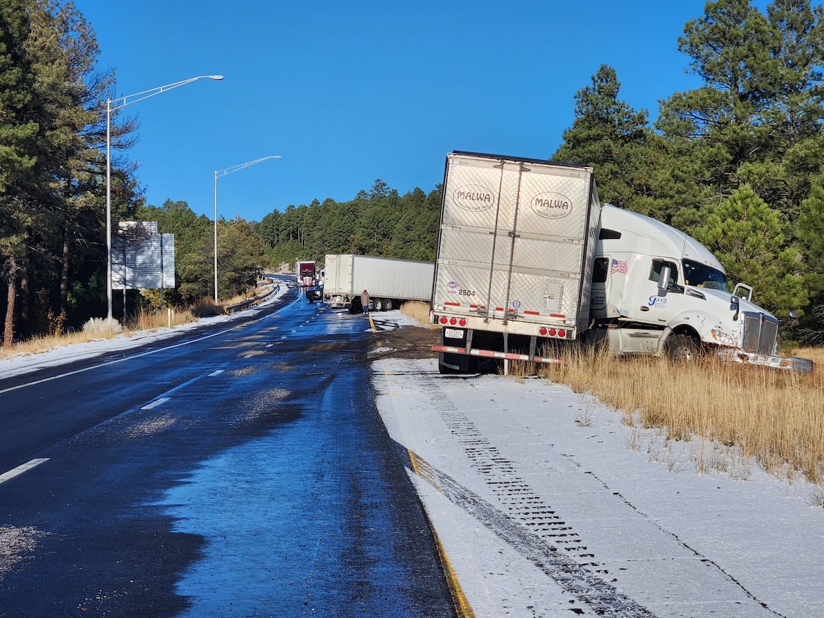 Semi trucks jackknife on I-40 in icy AZ pile-up