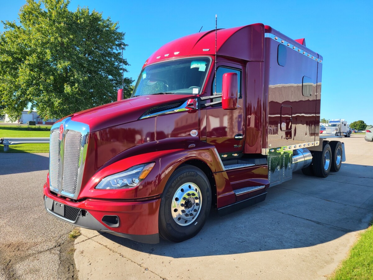 Take a look at this stunning 2025 Kenworth T680 with 120″ ARI Legacy Sleeper