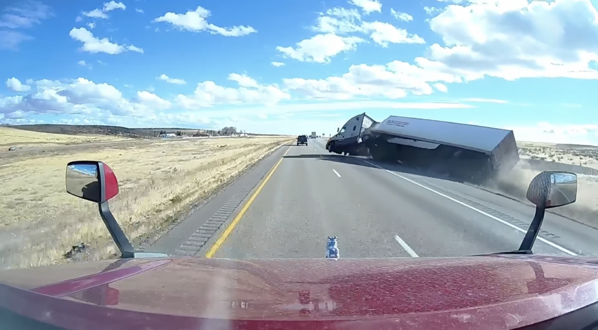 Dash cam captures semi truck hauling apples rolling on Idaho interstate