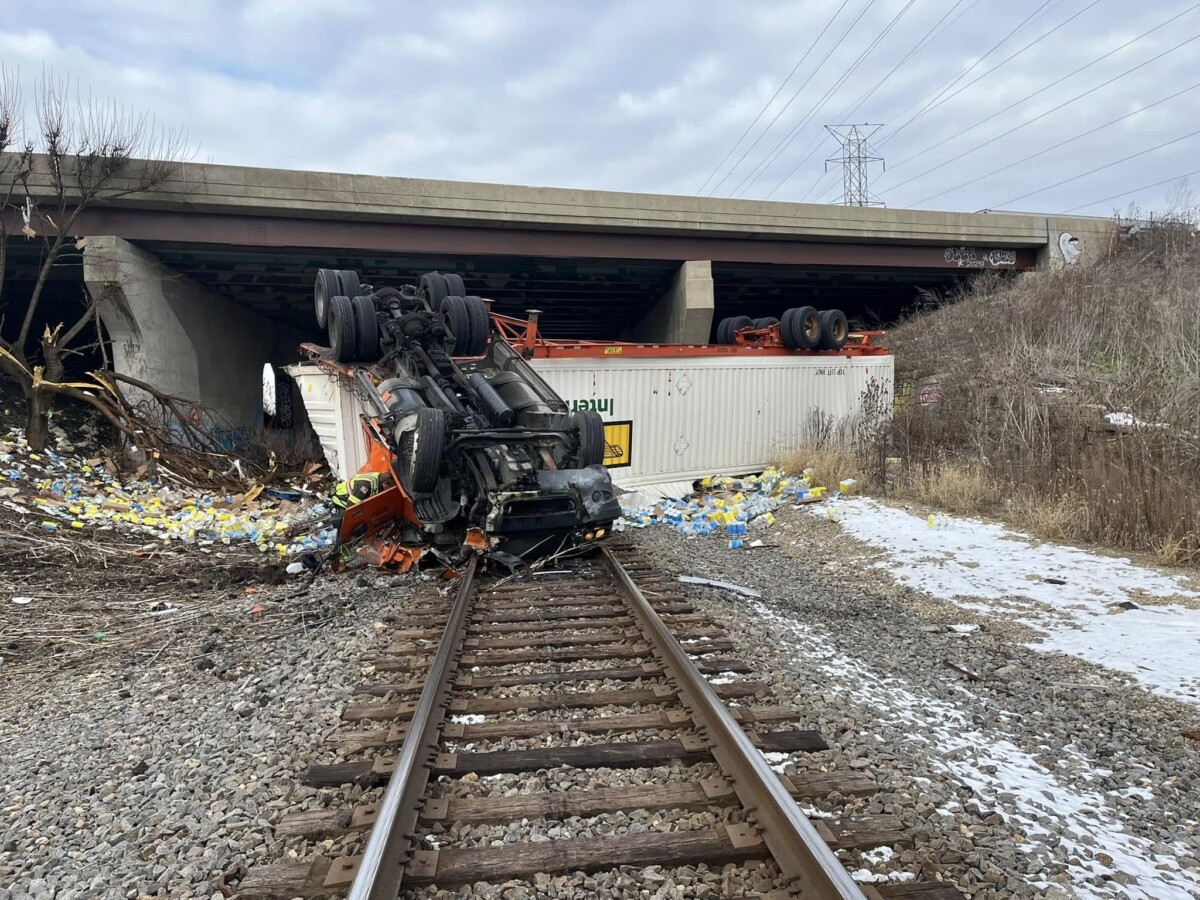 Big rig crashes off I-55 overpass, lands on railroad tracks