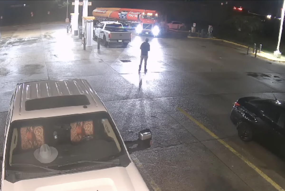 Cops seek suspect accused of threatening tanker truck driver with gun at Louisiana Circle K