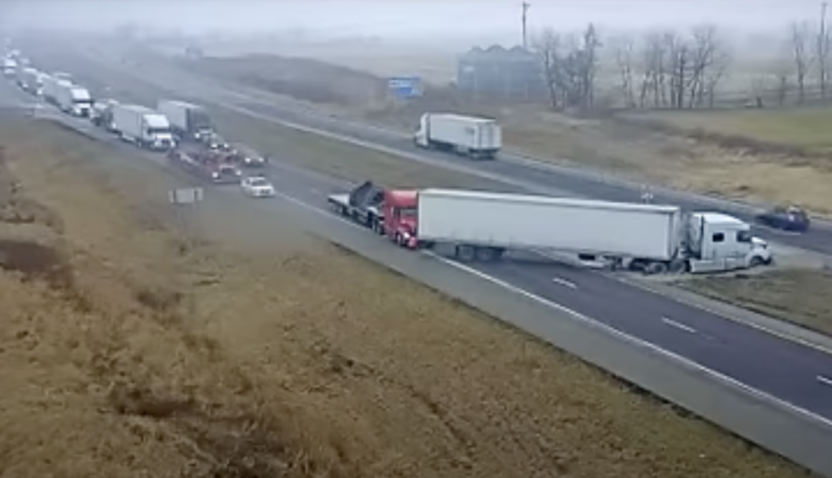 VIDEO: Fellow trucker helps out when big rig gets stuck during U-turn attempt