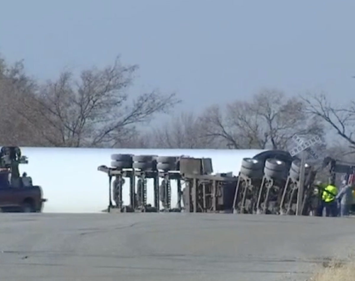 Semi’s trailer snaps in half hauling oversize wind turbine