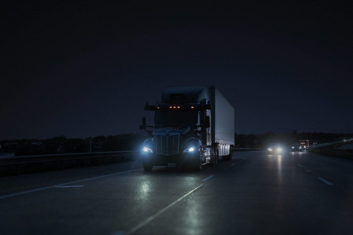 Autonomous trucking company now operating driverless lane during nighttime hours in Texas
