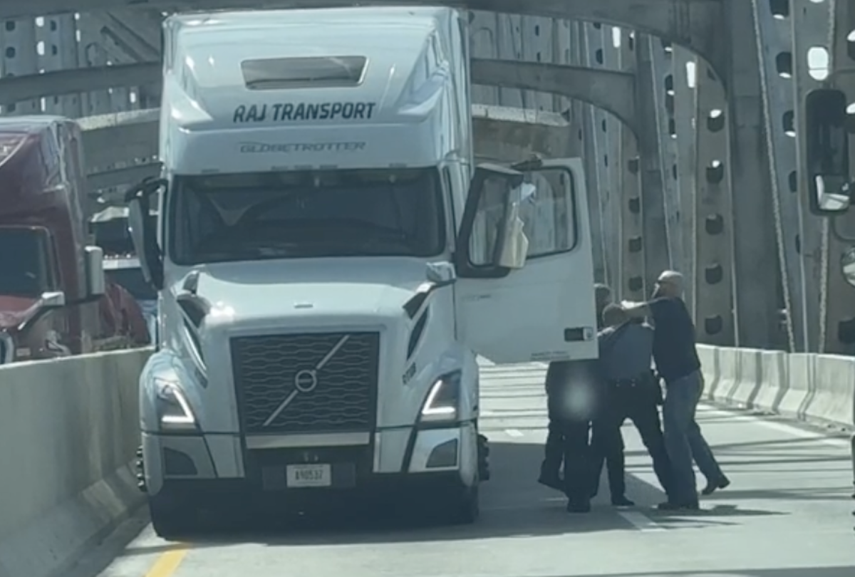 Officers force wrong-way trucker to the ground in handcuffs on Memphis-Arkansas Bridge