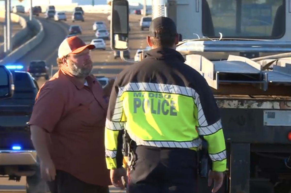 20 cars disabled after metal beam falls off flatbed onto I-55