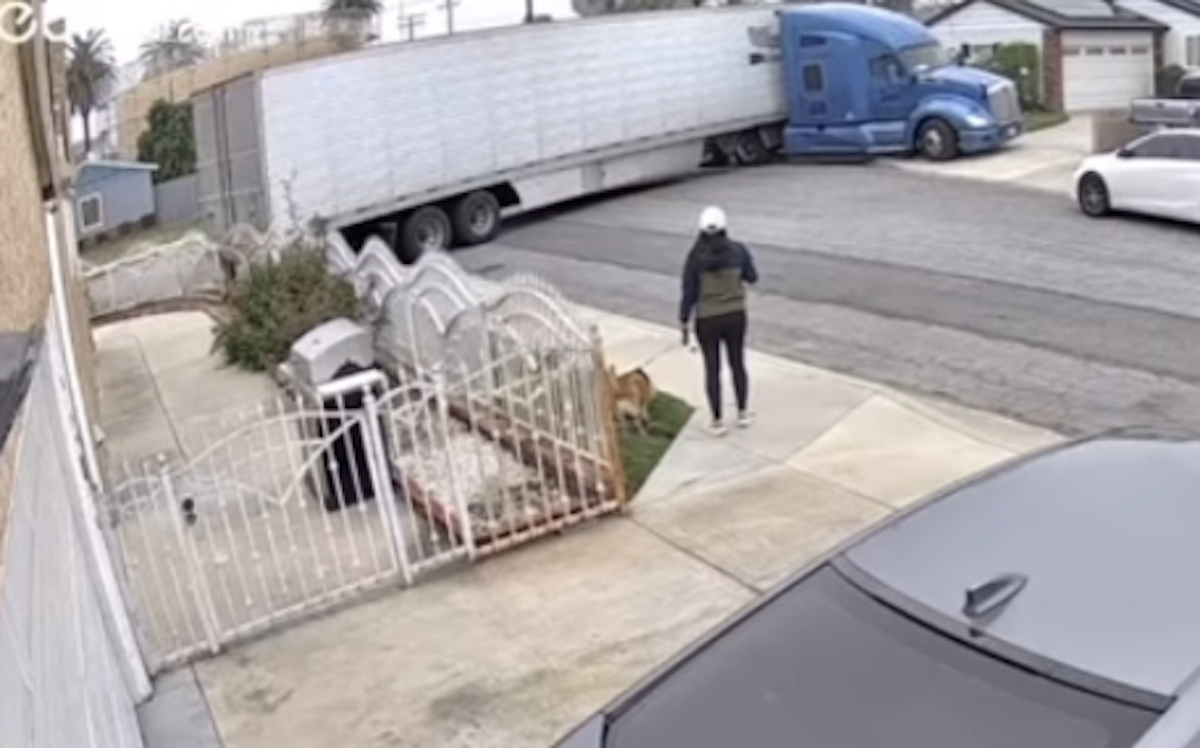 Driver filmed attempting a u-turn on a dead end suburban street