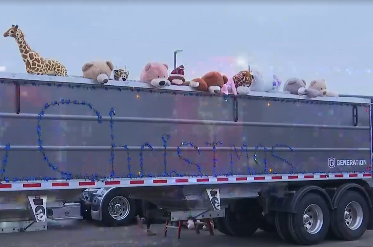 Trucker organizes mobile Christmas show to prove truckers aren’t just “dirty, stinky, overweight” guys
