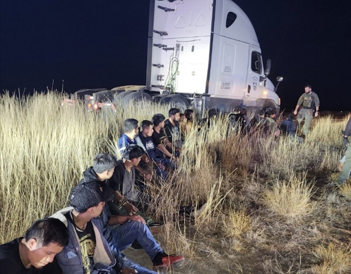 VIDEO: Texas DPS finds 23 people stuffed in sleeper berth after pulling over driver operating semi truck without CDL