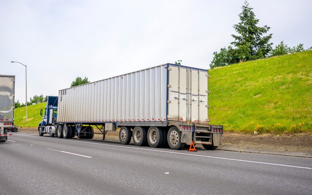 FMCSA advances study on whether warning triangles behind stopped semi trucks ‘meaningfully’ improve safety