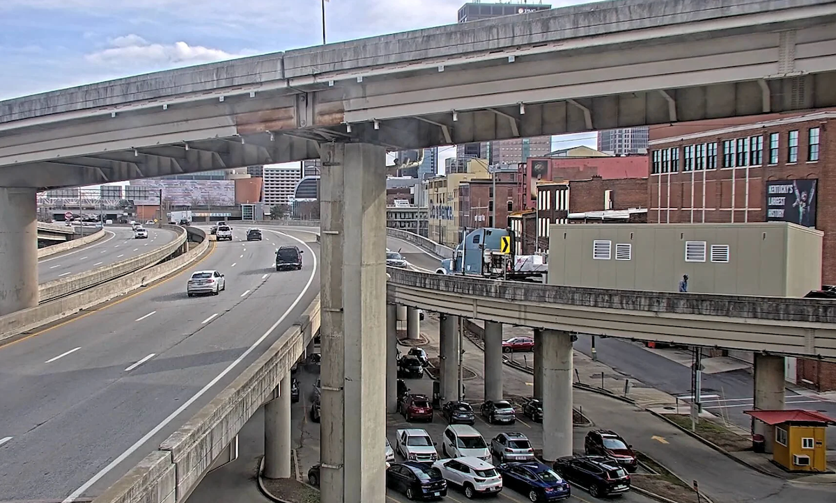 Truck hauling building gets stuck on tricky on-ramp in Louisville
