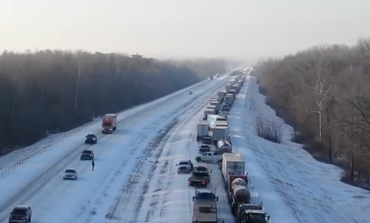 Frozen solid puddles trap hundreds of truckers on I-55 & I-22 outside of Memphis from Tuesday night until Thursday morning
