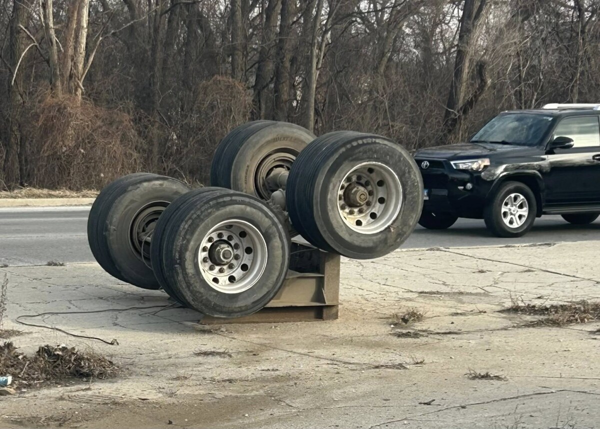 Dump truck driver cited after losing rear tandem axle wheels on Illinois roadway, police say