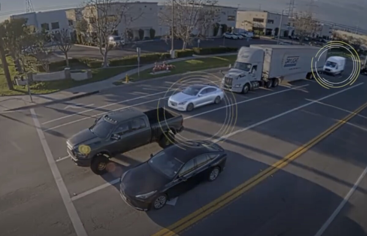 Video shows thieves boxing in commercial truck at intersection to steal computer equipment, California cops say