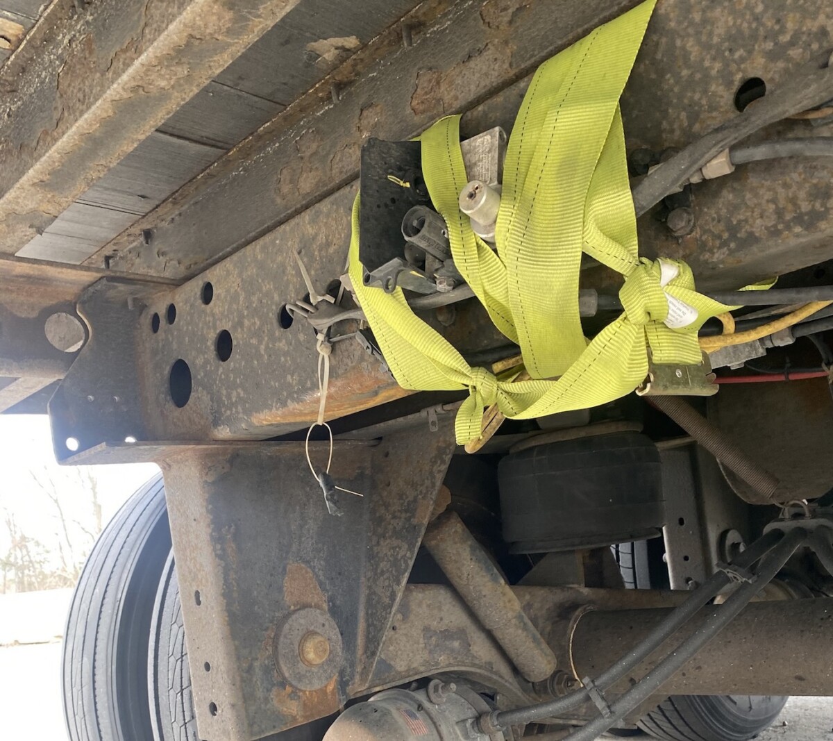 Tennessee troopers take commercial vehicle out-of-service after finding safety violations and yellow strap fix