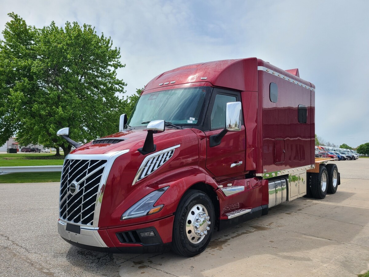 Peek inside this ruby red Volvo VNL300 with 132″ ARI Legacy Sleeper