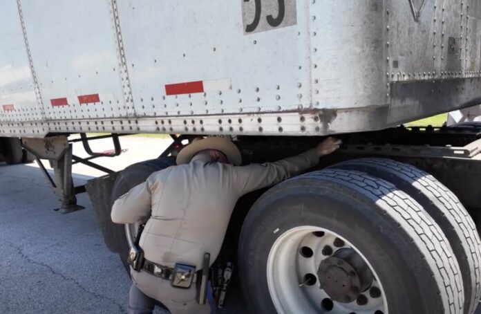 TXDPS image of trooper conducting a CMV inspection