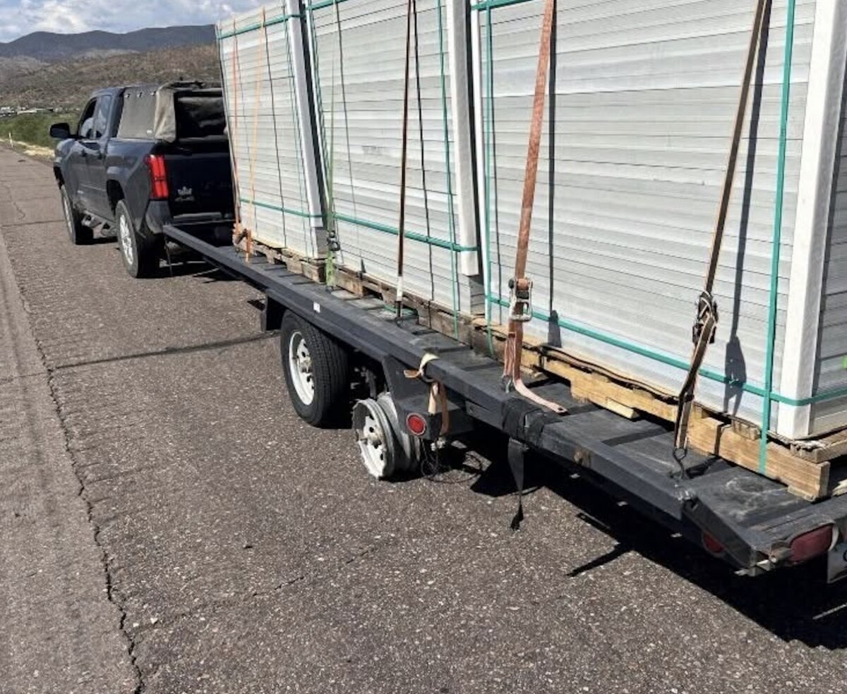 Pickup truck driver cited for trailer ‘riding on its rims’ on Arizona highway